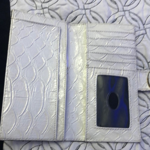 SALE !!! GUESS WHITE WALLET 🔥🔥🔥 - Picture 4 of 5